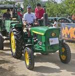 John Deere 820, nimmt an der Rundfahrt beim Traktorentreffen in Keispelt teil.