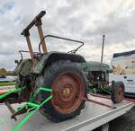 =Kramer 350 Export steht fest verzurrt auf einem Anh�nger, gesehen bei der Bulldogmesse in Alsfeld, 10-2025