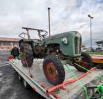 =Kramer 350 Export steht fest verzurrt auf einem Anh�nger, gesehen bei der Bulldogmesse in Alsfeld, 10-2025