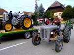 Ferguson trifft in rasanter Fahrt zur Oldtimerveranstaltung in Rottenbach ein, während der Landini Traktor noch für die Ausstellung abgeladen werden muß; 140907
