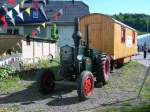 45PS lanz Bulldog vor einen alten Wohnwagen auf dem Festgelände zur 800Jahr Feier Burkhardtsdorf