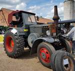 =Lanz Bulldog steht auf dem Ausstellungsgelände der Traktorfreunde Wiershausen am Klostergut Hilwartshausen, 05-2023