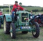 MAN rollt zu seinem Standplatz bei der Oldtimerausstellung der Traktorenfreunde Mackenzell im September 2013