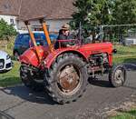 =MF 25 auf der Zufahrt zur Oldtimerausstellung der OLDTIMERFREUNDE OHMTAL in Dannenrod, 09-2025