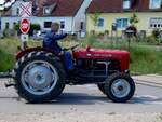 MF 35X(Leistung ca.:41PS; Hubraum:2500ccm; vmax:35km/h; Produktionszeitraum 1962-64) quert mit hoher Geschwindigkeit einen Bahn�bergang; 260606