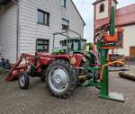=MF 148 mit hydraulisch angetriebenen Holzspalter, gesehen beim Ortsjubiläum  1000 Jahre Eiterfeld-Ufhausen  im Juni 2025