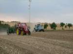 Famulus 46 mit Kartoffellegemaschine und der ZT323 kommen neben der Ackerfl�che wieder zur�ck beim Schleppertreffen in Rottelsdorf