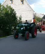 Famulus 36 wartet auf der Zufahrtsstra�e zum Bulldogtreffen Burkhardtsdorf auf seine Vorstellung