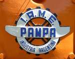 =Frontemblem des Pampa, Bj. 1954, 10338 ccm, 55 PS, gesehen bei der Traktorenaustellung der Fendt-Freunde Bad Bocklet im Juni 2019