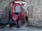 Klein und wendig ist dieser Traktor bei den Restaurierungsarbeiten auf der  Marksburg; 080827
