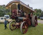 Burrell 8 NHP Dampf-Traktor aus dem Jahr 1898. Er wurde damals in die britische Hafenstadt Bristol ausgeliefert. Seit dem Jahr 1921 ist dieser Traktor mit einer Zugkraft von 17 Tonnen mit dem gleichen Kennzeichen unterwegs. Castle Combe Vintage Show  ...