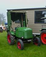 Steyr Traktor mit schnell montiertem Regenschutz, nimmt an der Rundfahrt Vintage Fuussekaul teil. 09.05.2023