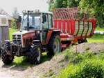 STEYR-8090 bringt eine Leistung von rd.56PS, bei 2592ccm;und wurde im Zeitraum von 1979-92 produziert, und wartet mit einem Ladewagen auf die Grünfuttereinbringung; 250514