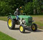 Steyr 80, Bj 1959, kommt nach der Rundfahrt in der N�he von Wintger beim Oltimertreffen am Ausstellungsgel�nde an.
