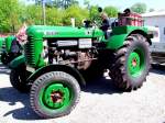 Kleiner Mann am gro�en Steyr Traktor in Gr�n von welchem in  6 Jahren 826 St�ck gebaut wurden, bei der Oldtimerausstellung St.Martin/Innkreis;090419