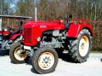 Steyr 280 a im Rot der Export-Modelle  wurde zwischen 1959 - 1972 gebaut; Oldtimertreffen St.Martin/Innkr.