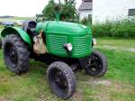 STEYR180 steht mit Rucksack,  Jopperl  und Hut bereit zur Abfahrt am   Haschpinger-Hof  in Diersbach; 080803