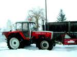 STEYR8120 im Winterdienst am Bahnhof Ried i.I.; 090221
