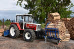 Steyr 8090 Turbo bündelt Holzscheiter in Farnach - Vorarlberg (2020-05-16)