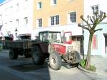 STEYR8090 liefert auf einem Einachser Sand zu einer Baustelle am Ro�markt in Ried i.I.; 090425