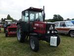 Steyr 8080 SK 2, 2-Zyl. 4 Takt, Diesel, 53 kW (72 PS), Baujahr 1988, mit angehängter Ballenpresse Massey Ferguson MF 124, Baujahr1978 / am 20.08.2022 beim TOCH-Treffen (Traktoren Oldtimer Club Hamburg von 1988) in HH-Neuengamme  /