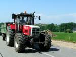 STEYR8138 ist mit einem Einachsh�nger Richtung V�cklabruck unterwegs;090526
