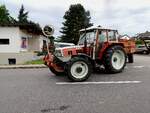 STEYR-8075 (Leistung:64PS; Hubraum:3456ccm; Produktionszeitraum 1983-88) gibt mächtig Gas um schnell in die Hauptstraße einzubiegen; 230725