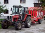STEYR 8060-turbo wird sich in K�rze mit dem P�ttinger Ladewagen Richtung Wiese begeben;101002