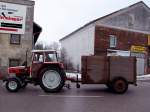 STEYR 8075 zieht einen primitiven Anh�nger hinter sich her;101223