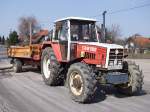STEYR 8100 hat mit dem Einachsh�nger eine Fuhre Schotter zu einer kleinen Stra�enbaustelle herangekarrt;110330
