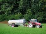STEYR8080 bringt kurz vor dem Regen noch G�lle auf die Wiesen in Hohenzell; 080804