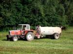 STEYR8100 bringt mit dem G�llefa� noch Jauche vor dem Hagelunwetter  auf die Wiese; 080822