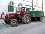 STEYR760 steht mit dem  Huber-Einachsanh�nger  am Ro�markt in Ried i.I.; 090404