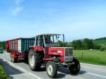 STEYR870 ist mit dem Ladewagen zur angrenzenden Wiese unterwegs, um das gem�hte Gras aufzulesen; 090508