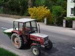STEYR768 ist mit voll beladenem Kunstd�ngerstreuer Richtung Feld unterwegs;100430