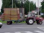 STEYR30 dreht mit einem Hamster-Plus15 Ladewagen am Kreisverkehr in Ried i.I.