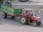 STEYR548 zieht einen Einachsh�nger durch die Stadt Ried;100510