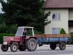 STEYR40 zieht  Streuknecht E2,6  durch das Rieder Stadtgebiet;100817