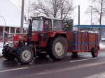 STEYR 988 ist mit einem kleinen Viehanh�nger unterwegs;101218