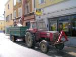 STEYR760 ist mit einem Einachsanh�nger vorgefahren, und nimmt Bauschutt anl�sslich einer Renovierung auf; 080423