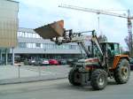 Steyr1090 mit Frontladerschaufel, passiert gerade die Maschinenbau-HTL in Ried i.I.;_080421
