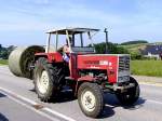 STEYR-870 transportiert zwei Heuballen Richtung Scheune;110802