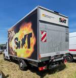 =Opel Movano des Autovermieters SIXT, abgestellt auf dem Parkplatz der 2025er Rettmobil in Fulda