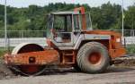 Hamm-Walze der Firma Bock steht an der  Baustelle Bahnhof  der Konrad-Zuse-Stadt Hünfeld, Juli 2015