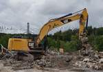 =CAT 329 E der Firma BOCK & Sohn bei Aufräumarbeiten nach einem Großbrand, 08-2020
