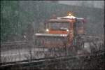 Bei leichten Schneefllen ist der Atego 1828 (PALIFT) beim abstreuen der Fahrbahnen in der Nhe vom AK Hagen beschftigt. (13.02.2009)
