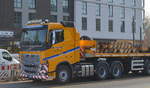VOLVO FH16 650 EURO4 Dreiachs Zugmaschine mit Flachauflieger mit Kran-Ballastgewichten der Fa.