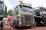Eine Volvo Zugmaschine von Gijs Boss die am 3.5.25 beim Truck Event Huttwil steht.