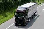 Ein Scania Sattelzug von Ruud Hagens der am 28.6.24 unterwegs zum Trucker Festival ist auf der A8 in Matten b. Interlaken.