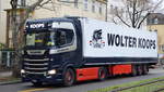 Die Spedition Wolter Koops Internationale Logistik GmbH mit einem Sattelzug mit SCANIA S 450 S Line Zugmaschine am 30.11.20 Berlin Karlshorst.